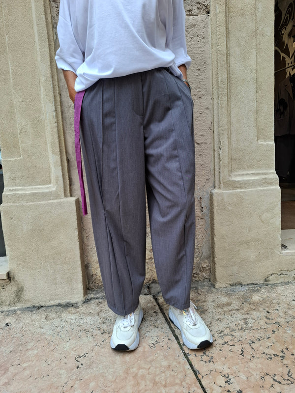 Pantalone con pieghe